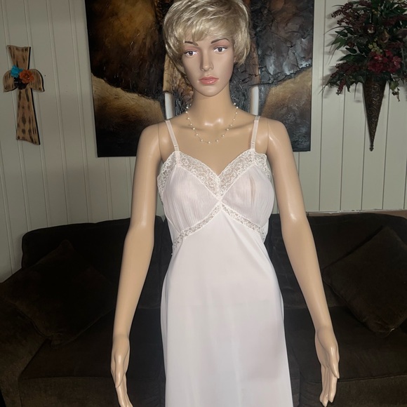 Vanity Fair • Vintage • Size 34 • Medium • Pink • Lace • Ruffle • Slip Nightgown - Picture 4 of 16